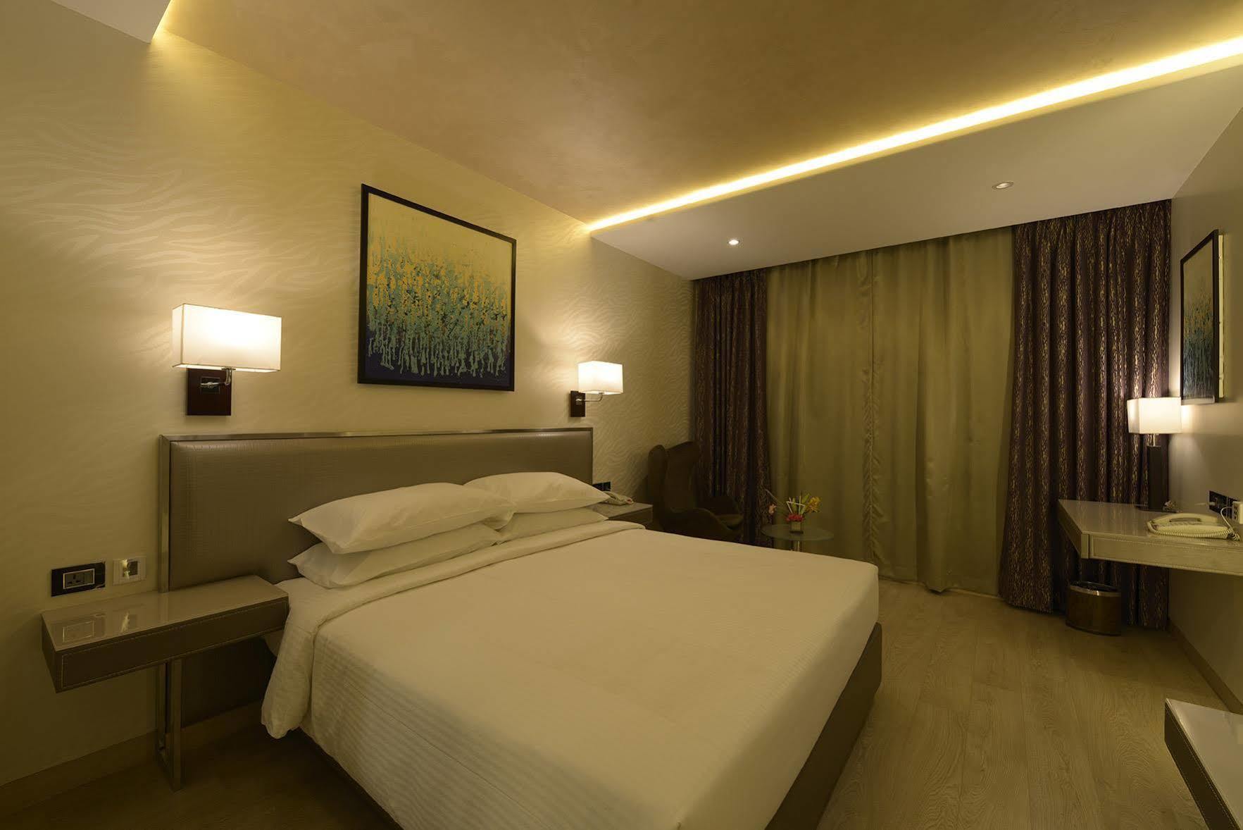 Genesis Hotel Near Mumbai Airport Buitenkant foto