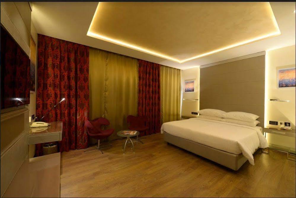 Genesis Hotel Near Mumbai Airport Buitenkant foto