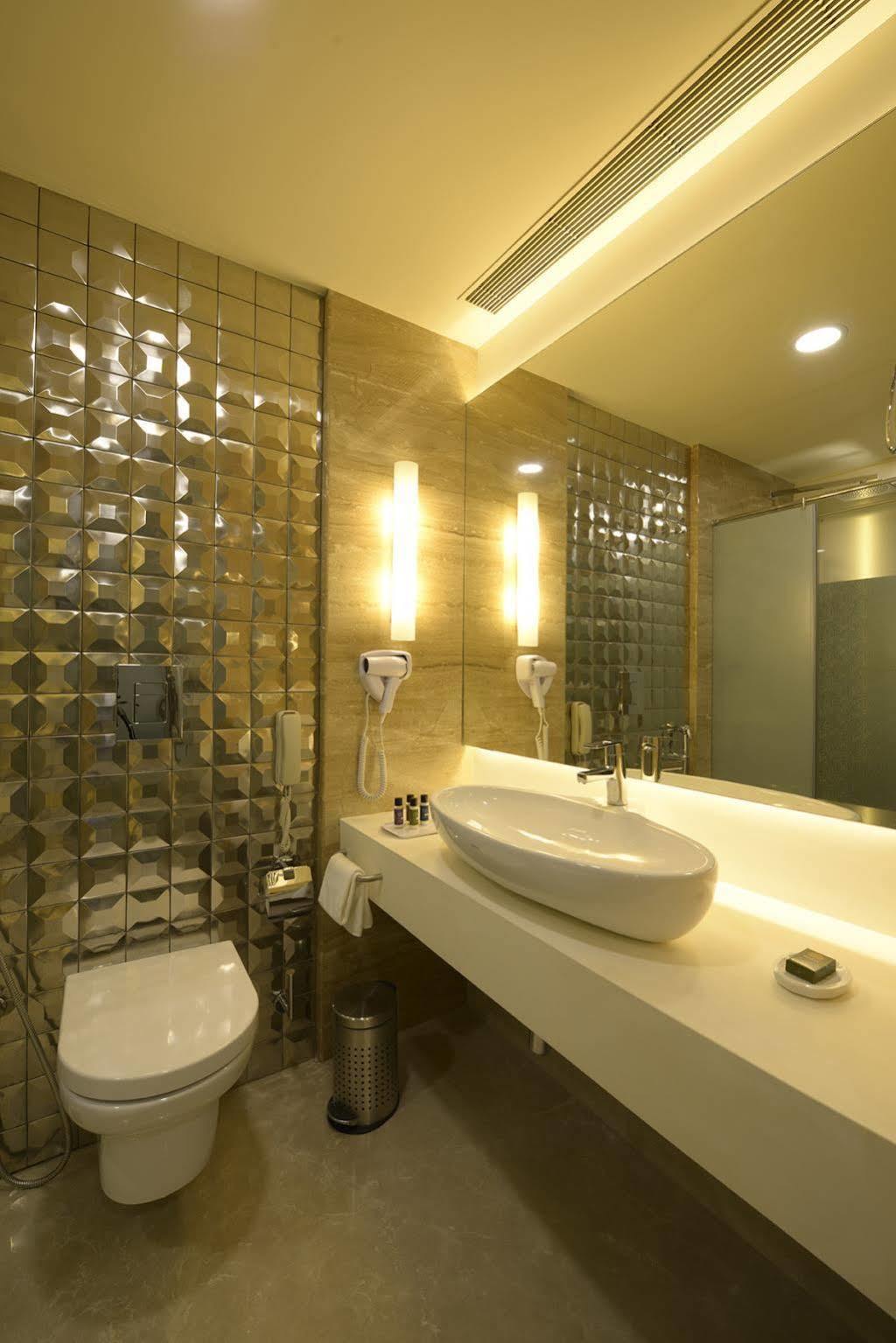 Genesis Hotel Near Mumbai Airport Buitenkant foto